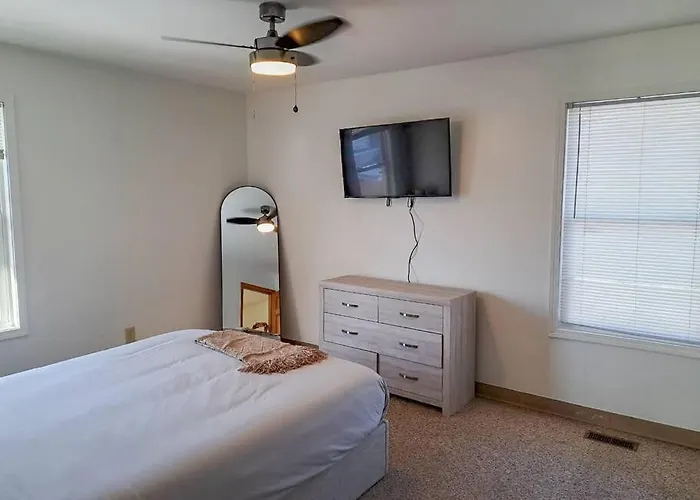 Апартаменты Comfort & Cozy 3/2 In Macomb, Il